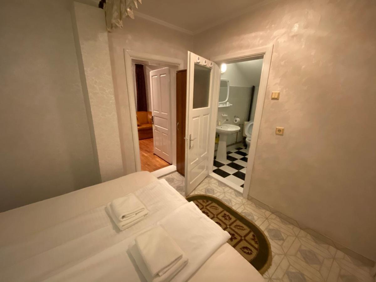 Camere mansarda cu balcon Curtea de Argeş Exterior foto