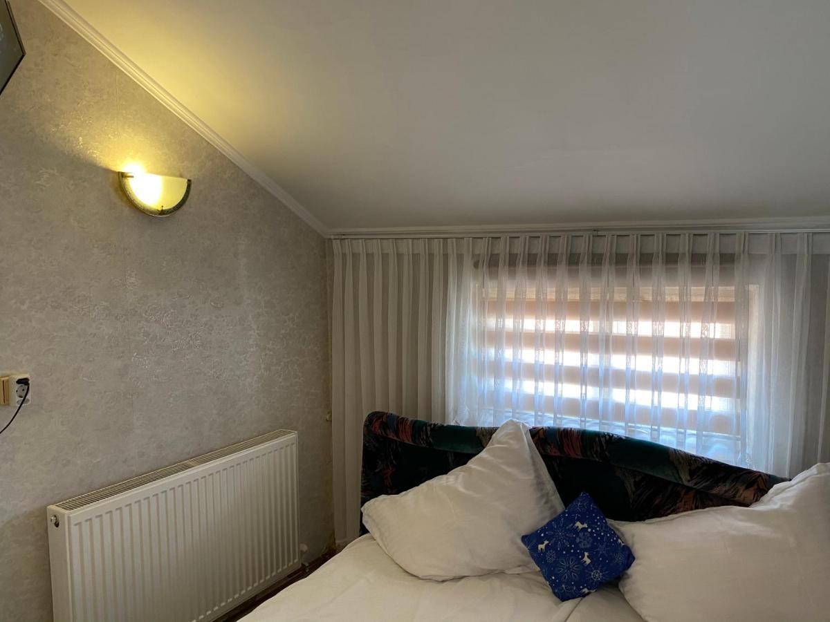 Camere mansarda cu balcon Curtea de Argeş Exterior foto